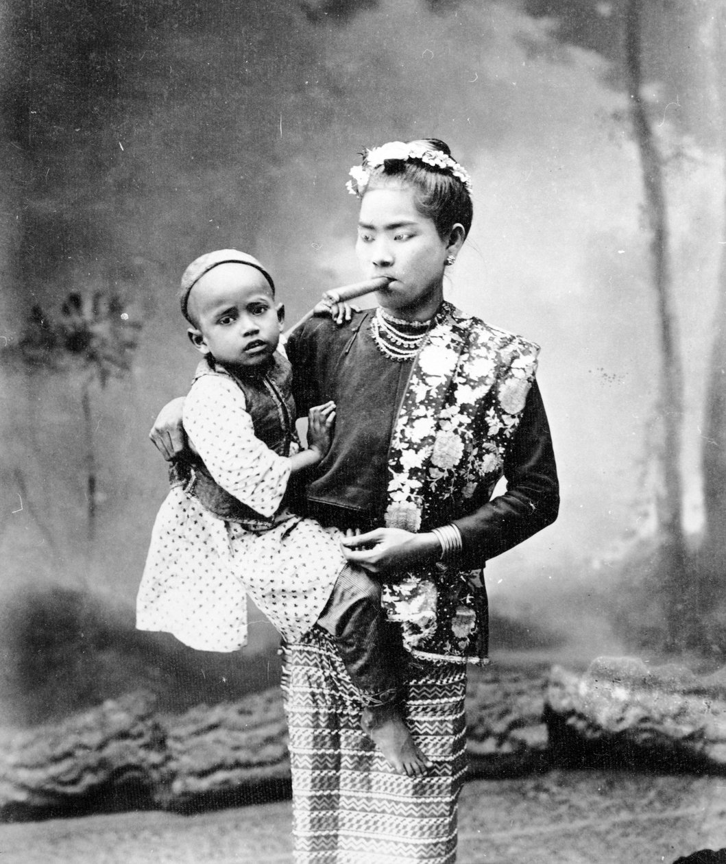 Barmská žena s dítětem a kouří Cheroot, c.1870-90 od English Photographer