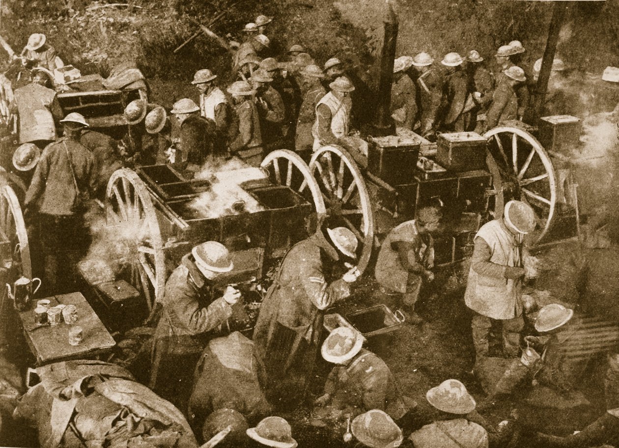 Rušná hodina v přenosných polních kuchyních na Ancre, 1914-19 od English Photographer