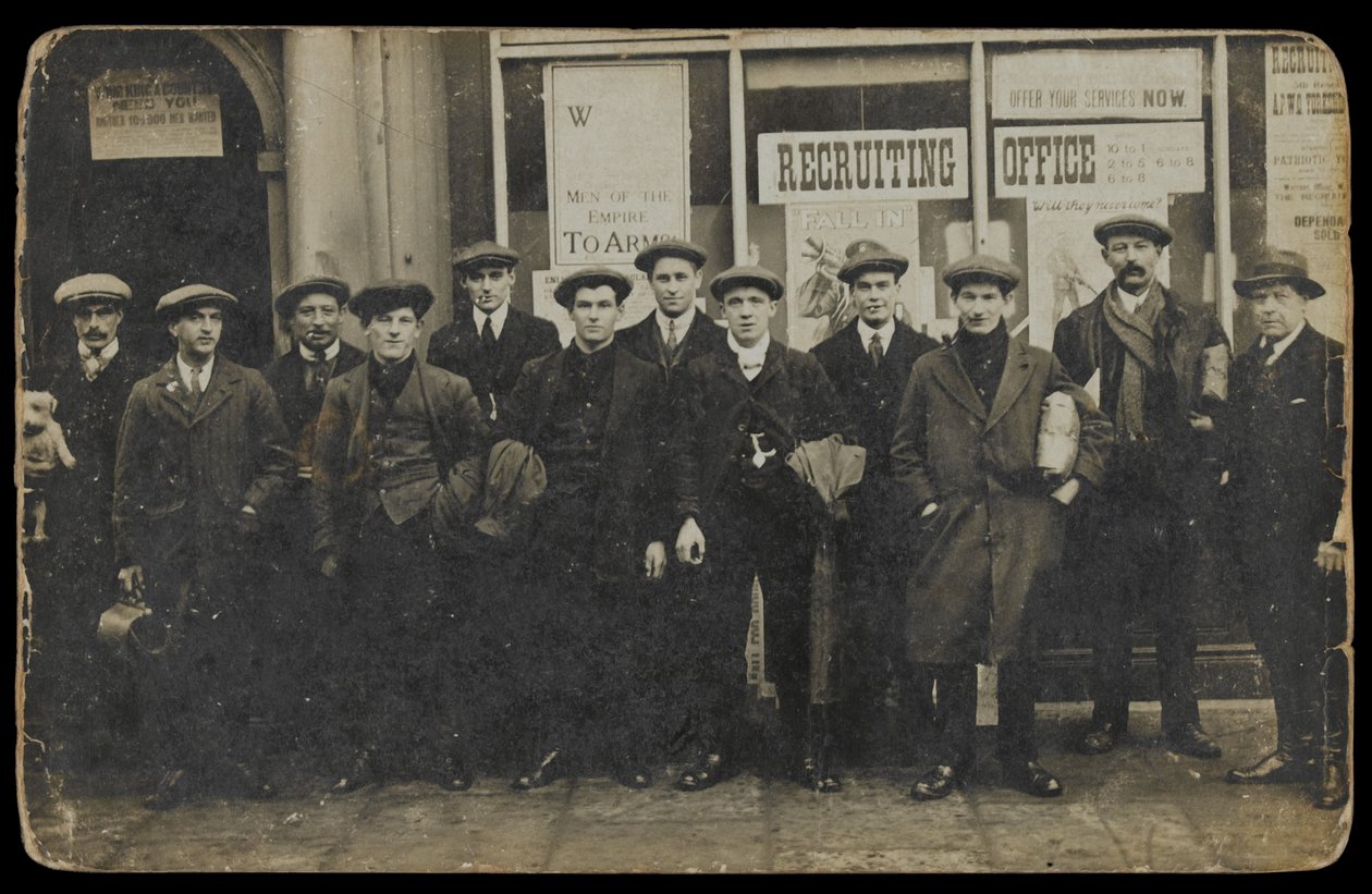 Civilní rekruti stojící před neidentifikovaným náborovým úřadem, kolem roku 1915 od English Photographer