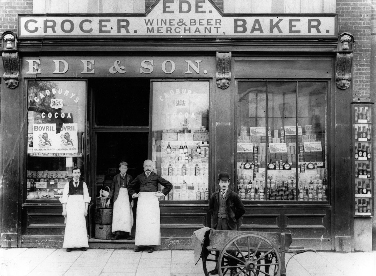 Ede a syn Grocer, obchodník s vínem a pivem, Baker, kolem roku 1890 od English Photographer