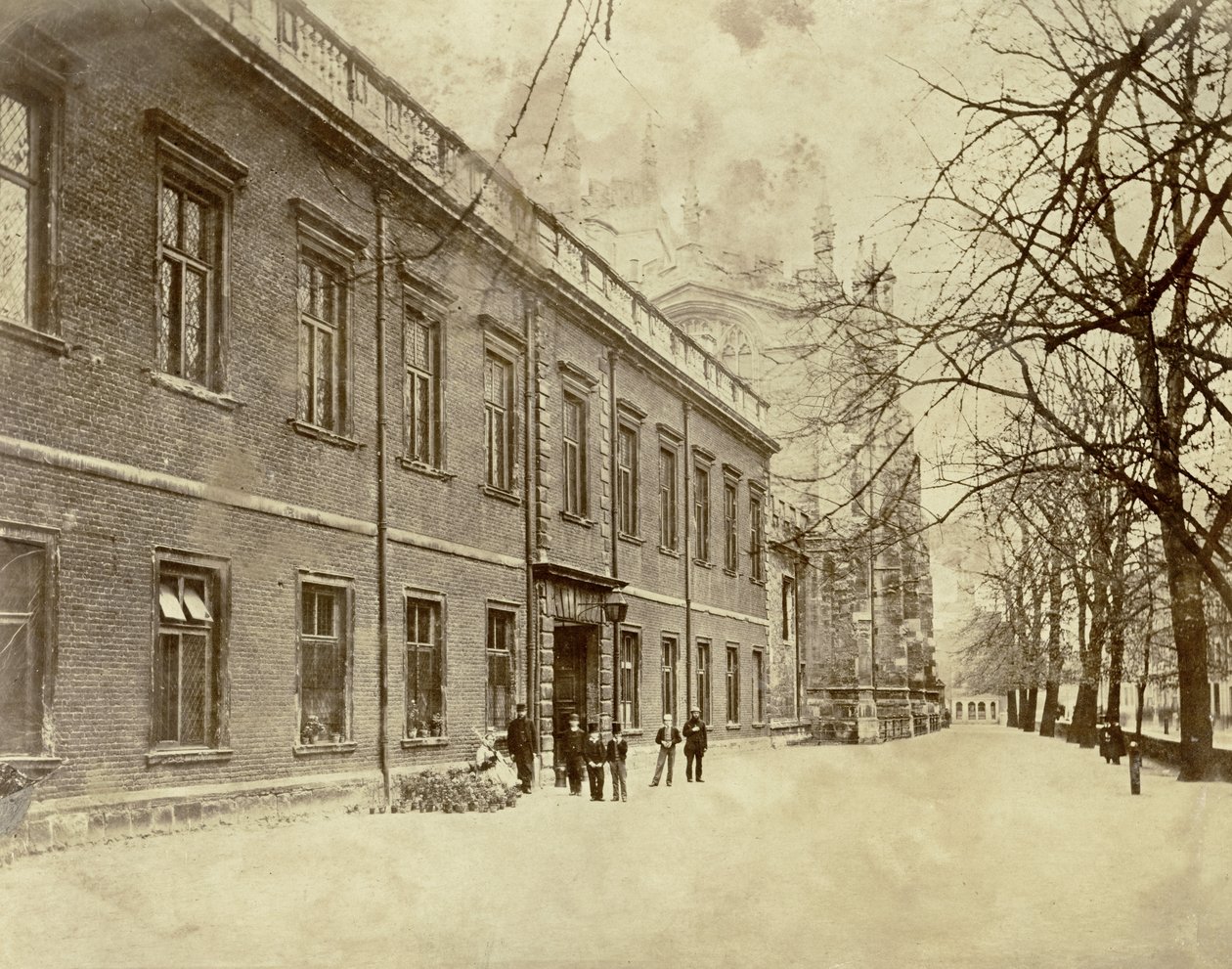 Eton College, pohled směrem ke vchodu do School Yard a College Chapel, 60. léta 19. století od English Photographer