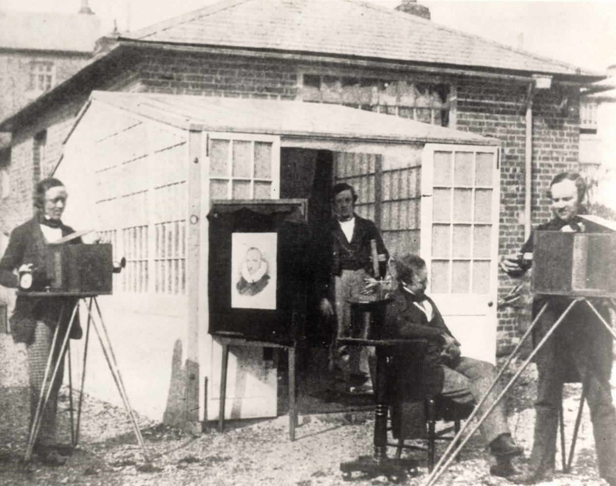 Fox Talbot (vpravo) ve fotografickém zařízení Reading, cca 1845 (kalotypie) od English Photographer