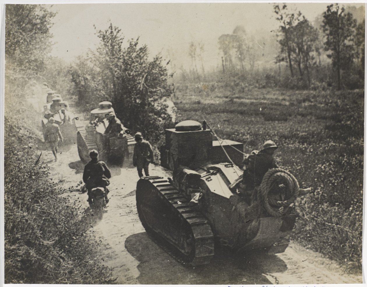 Francouzské tanky Renault FT 17 „Mosquito“ s vojáky na motocyklu a pěšky, 1917-18 od English Photographer