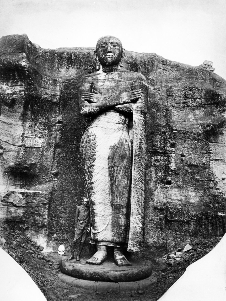 Stálá buddhistická postava Gal Vihara, kolem 1870-90 od English Photographer