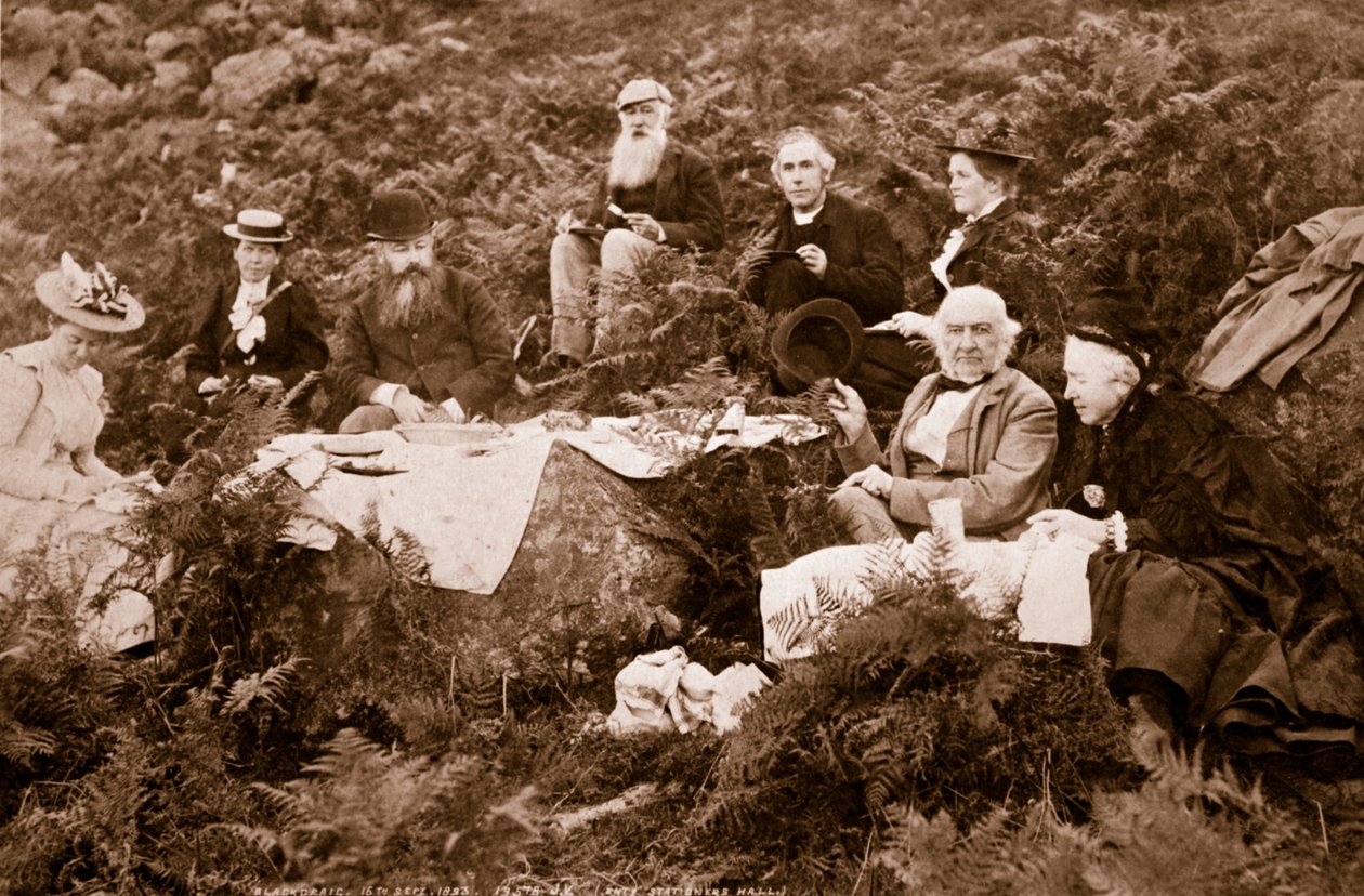 Gladstone piknik na zámku Black Craig, tisk J. Valentine, 1893 (hlubotisk) od English Photographer