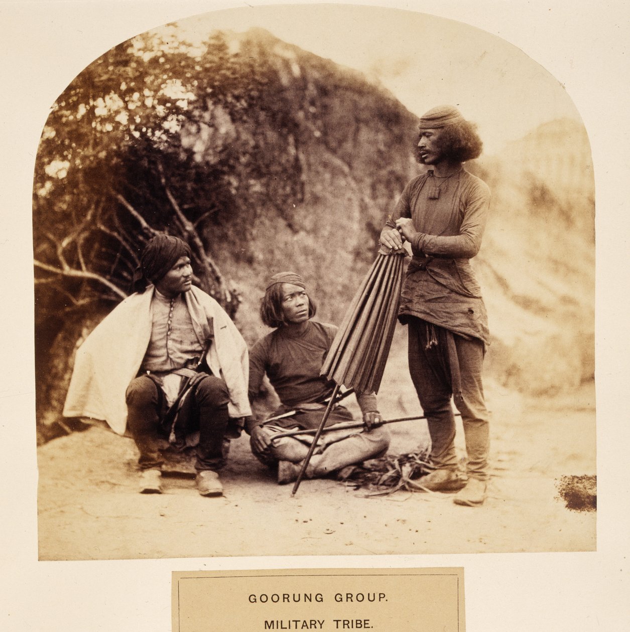 Goorung Group, Military Tribe, Nipal, from The People of India, J. Forbes Watson, vydáno 1868 (tisk alba) od English Photographer