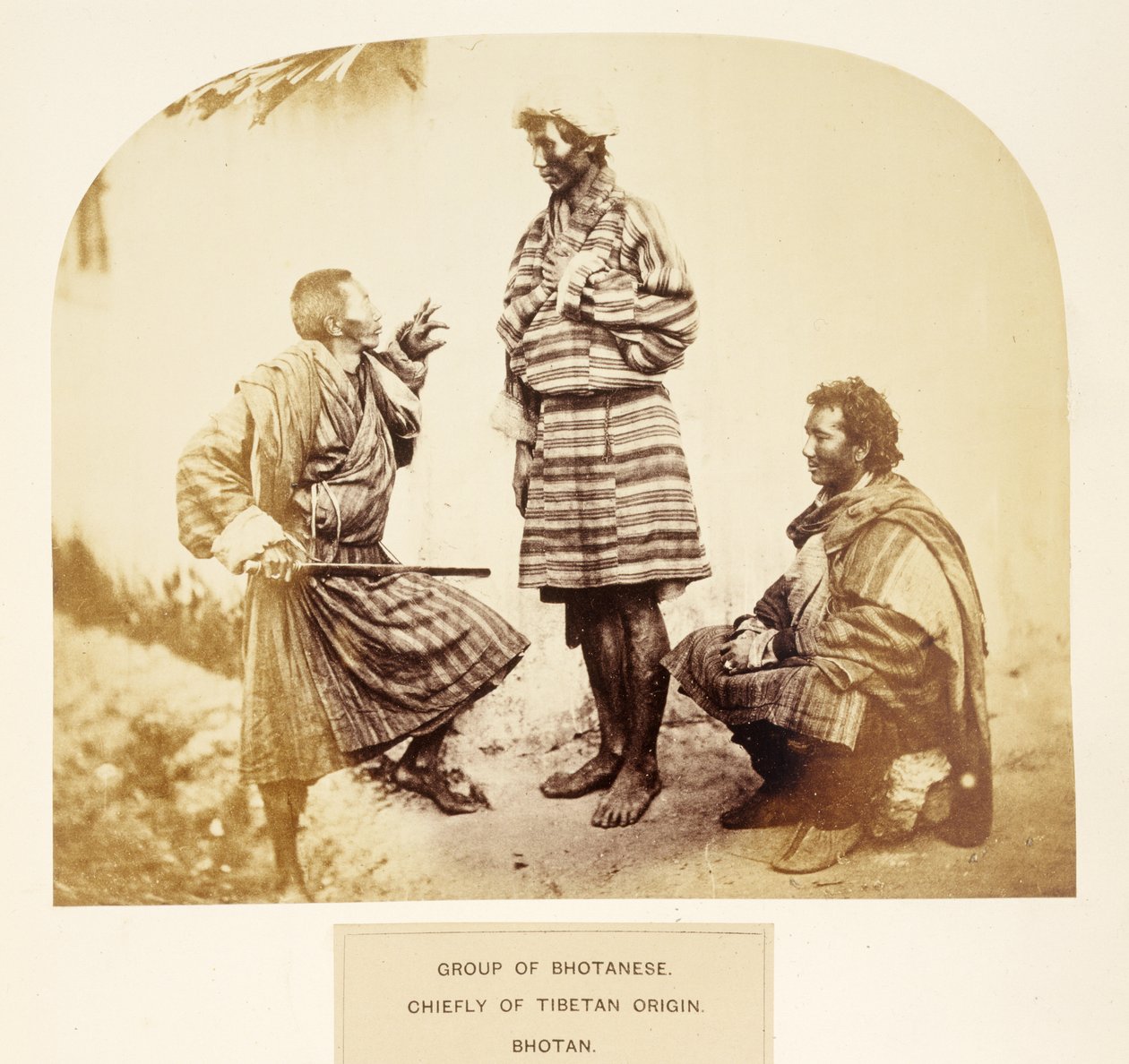 Skupina Bhotanese, převážně nebo tibetského původu, Bhotan, z The People of India, J. Forbes Watson, vydáno 1868 (tisk alba) od English Photographer