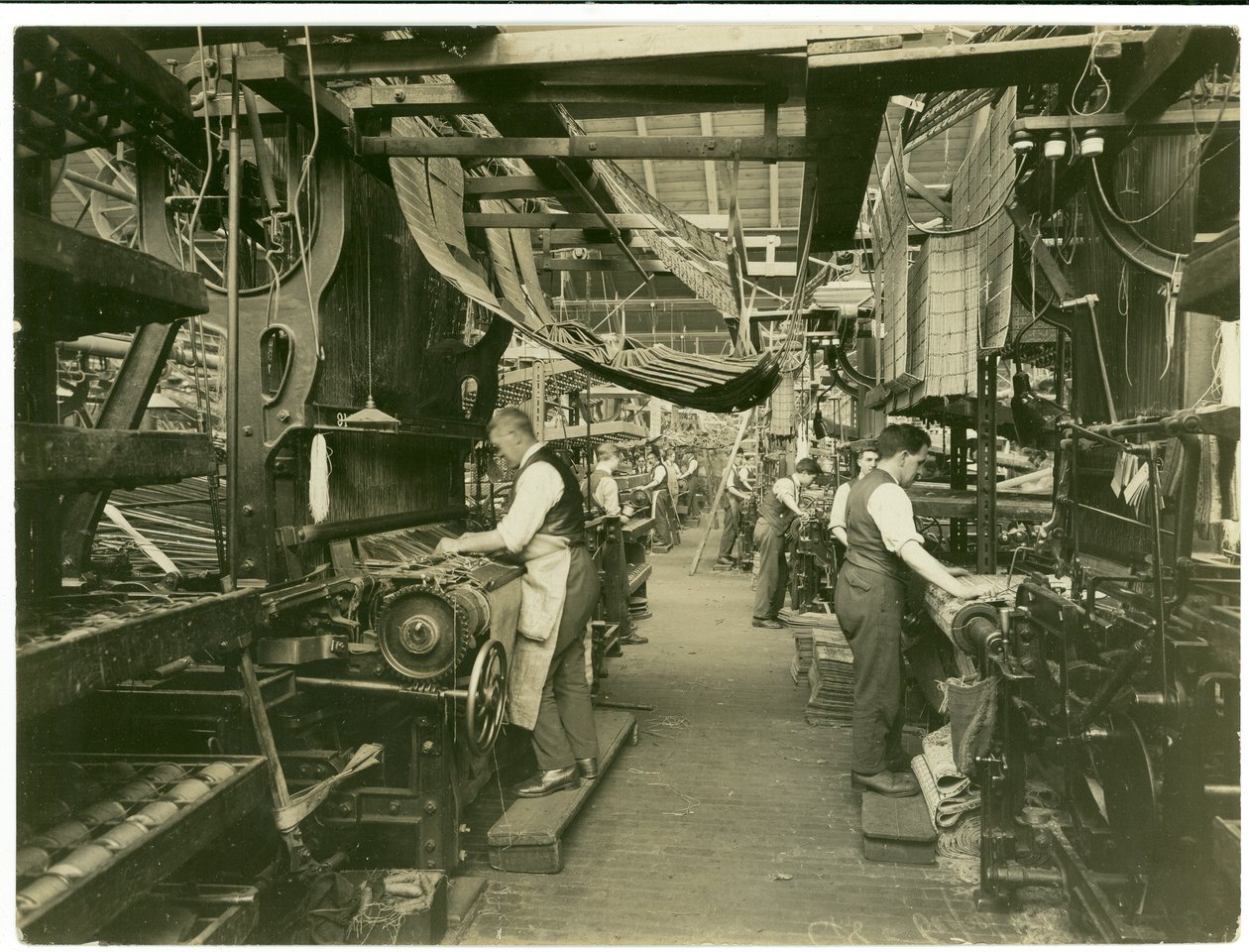 Jacquard weaders, Carpet Trade, 1923 od English Photographer