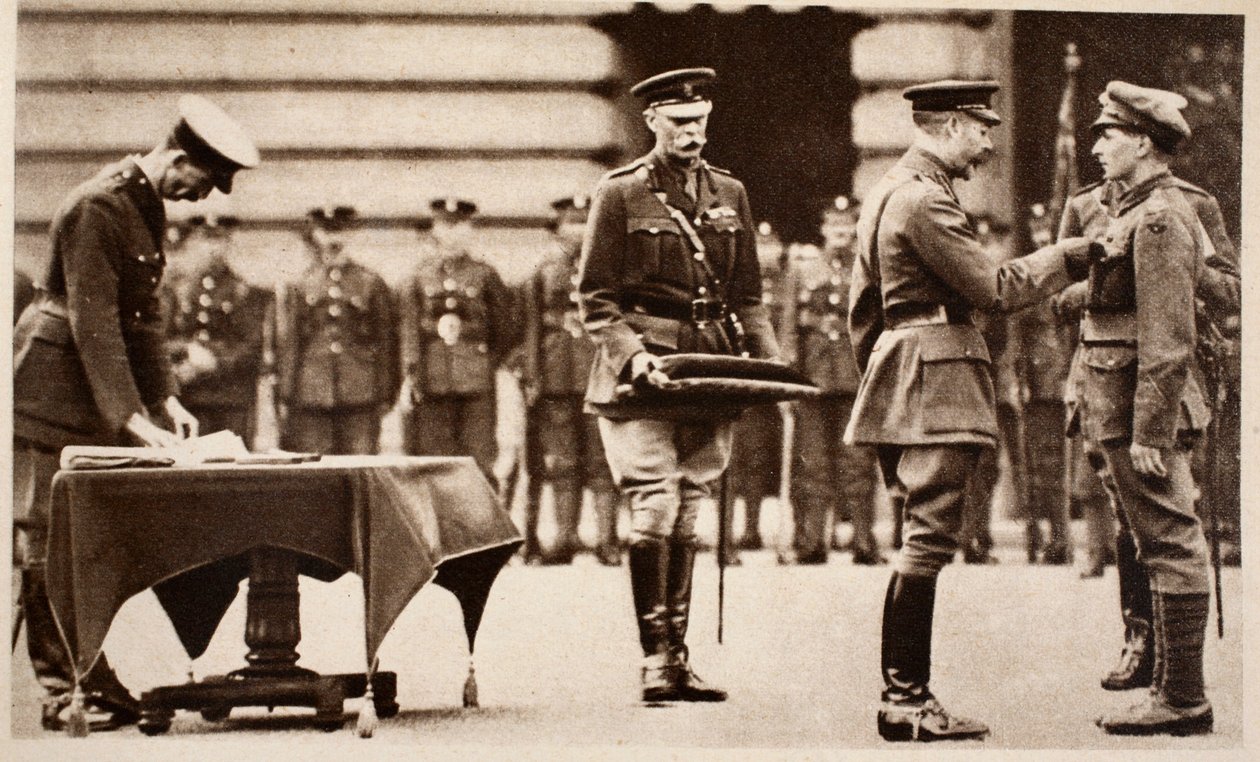Král George V. uděluje Viktoriin kříž vojínu Wilfredu Edwardsovi, Kings Own Yorkshire Light Infantry, 1914-1918 od English Photographer
