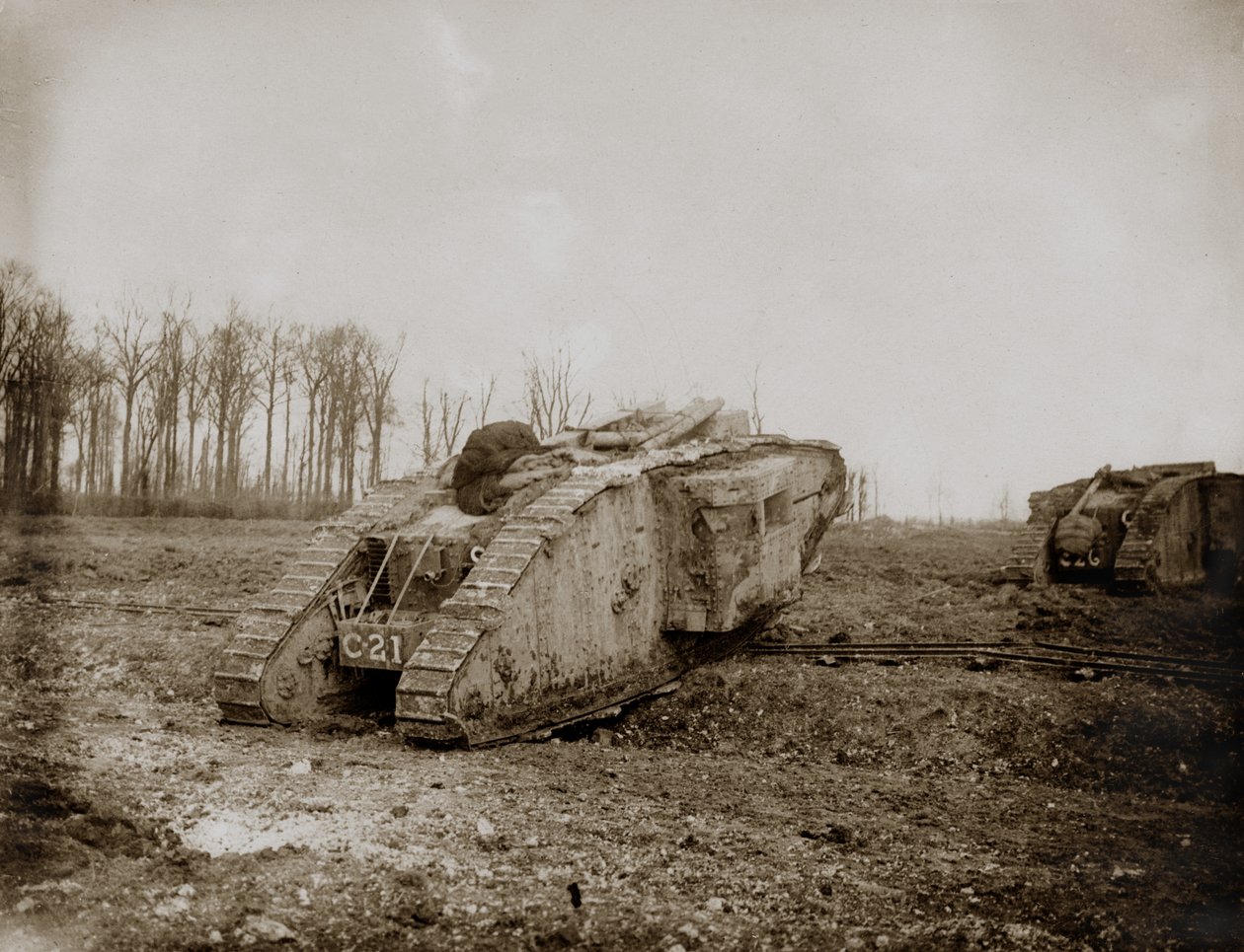 Tanky Mk II jdou do akce v Arrasu, 1917 od English Photographer