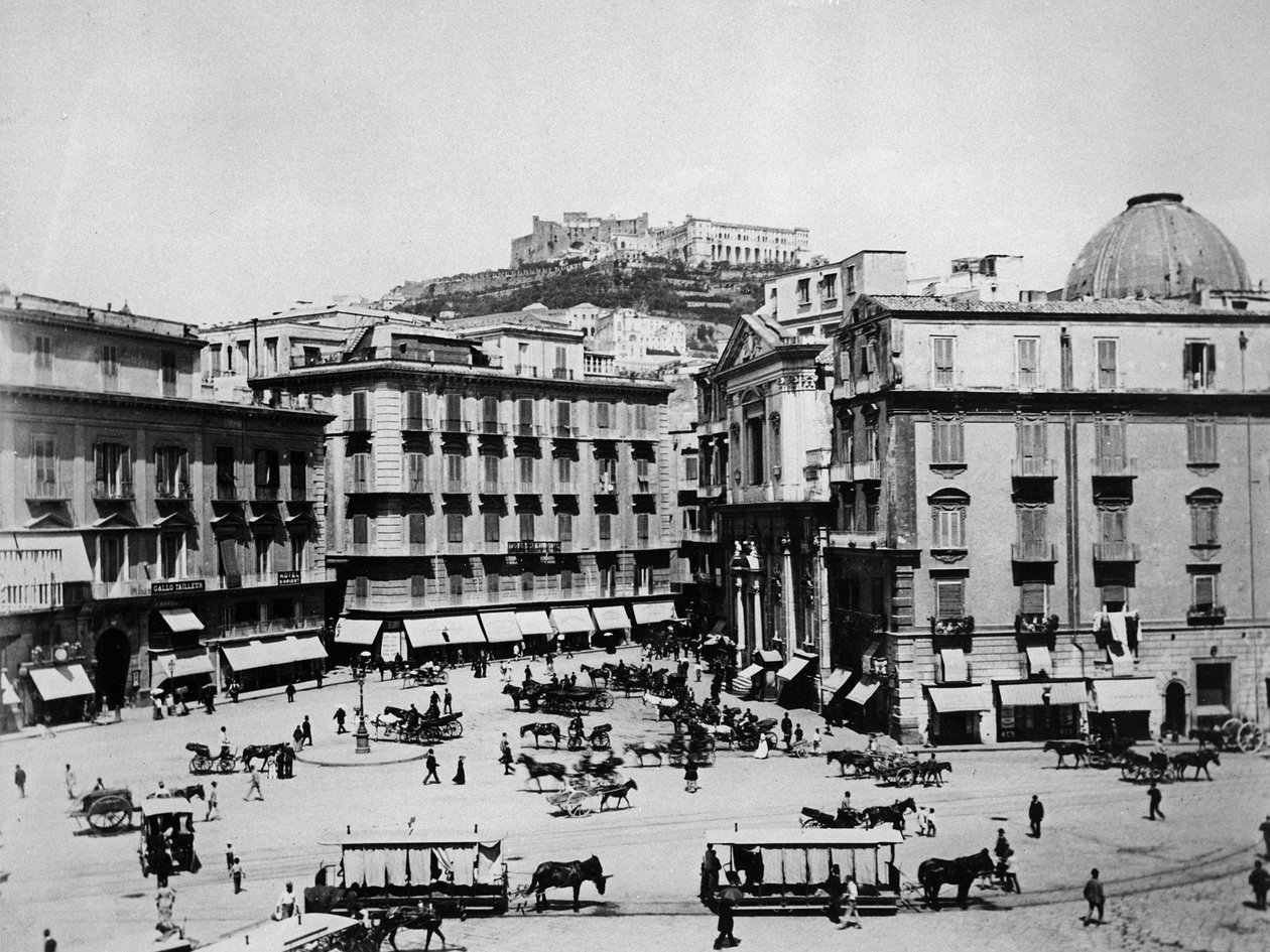 Neapol: Piazza San Fernando a Castello Sant Elmo od English Photographer