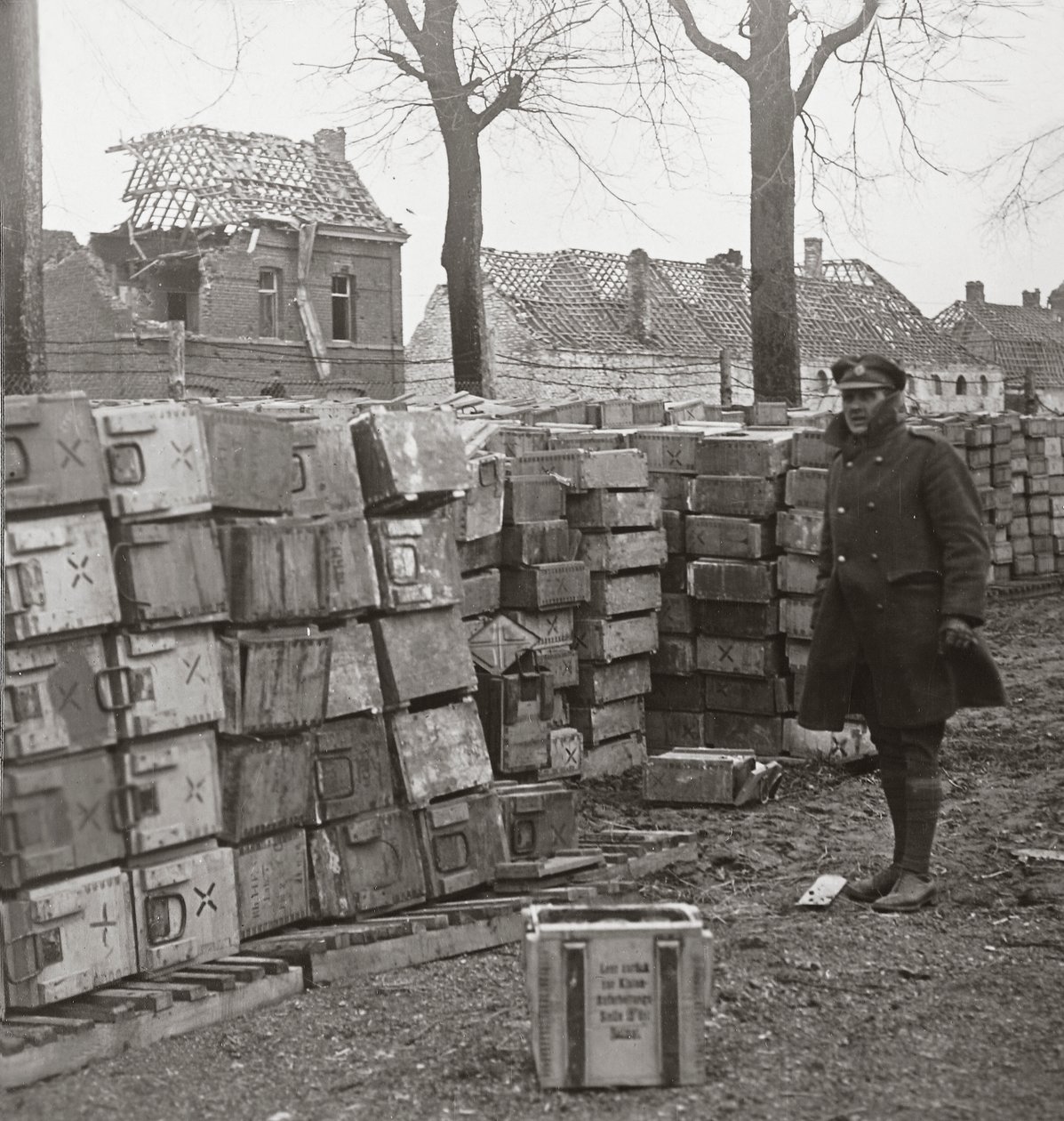 Náš rychlý postup u Cambrai donutil Němce opustit velké množství munice od English Photographer