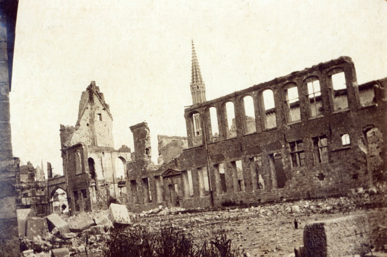 Ruiny poblíž Powder Magazine, Ypres, červen 1915 od English Photographer