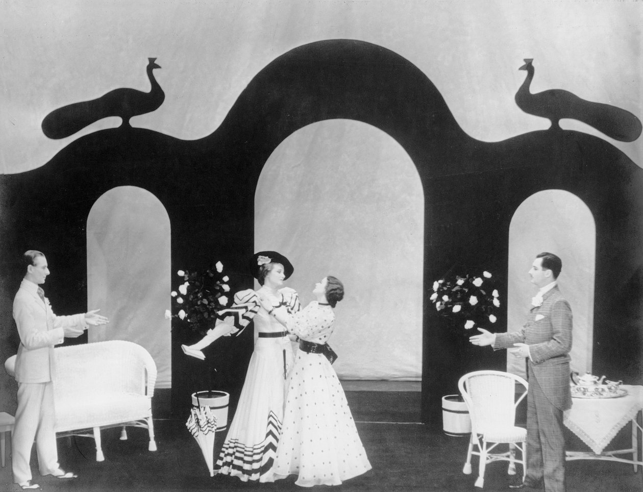Scéna z The Importance of Being Earnest, od Oscara Wildea (1854-1900) v Lyric Hammersmith, 7. června 1930 od English Photographer