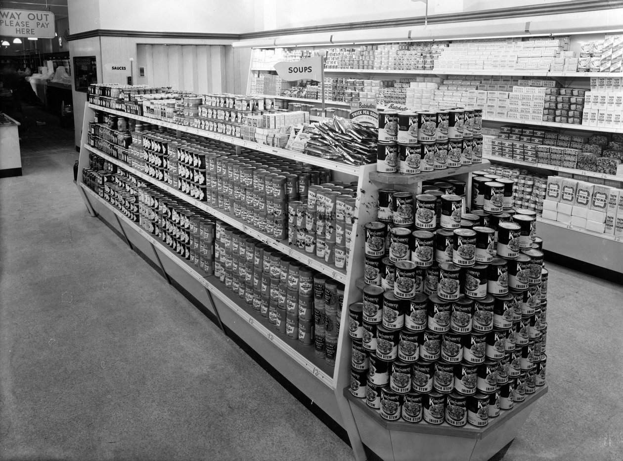 Polévková ulička, obchod Woolworths, 1956 od English Photographer
