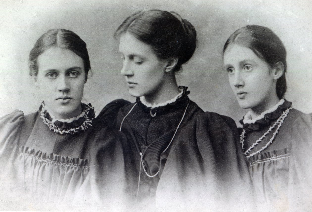 Stella, Vanessa a Virginia Stephen, kolem roku 1896 od English Photographer