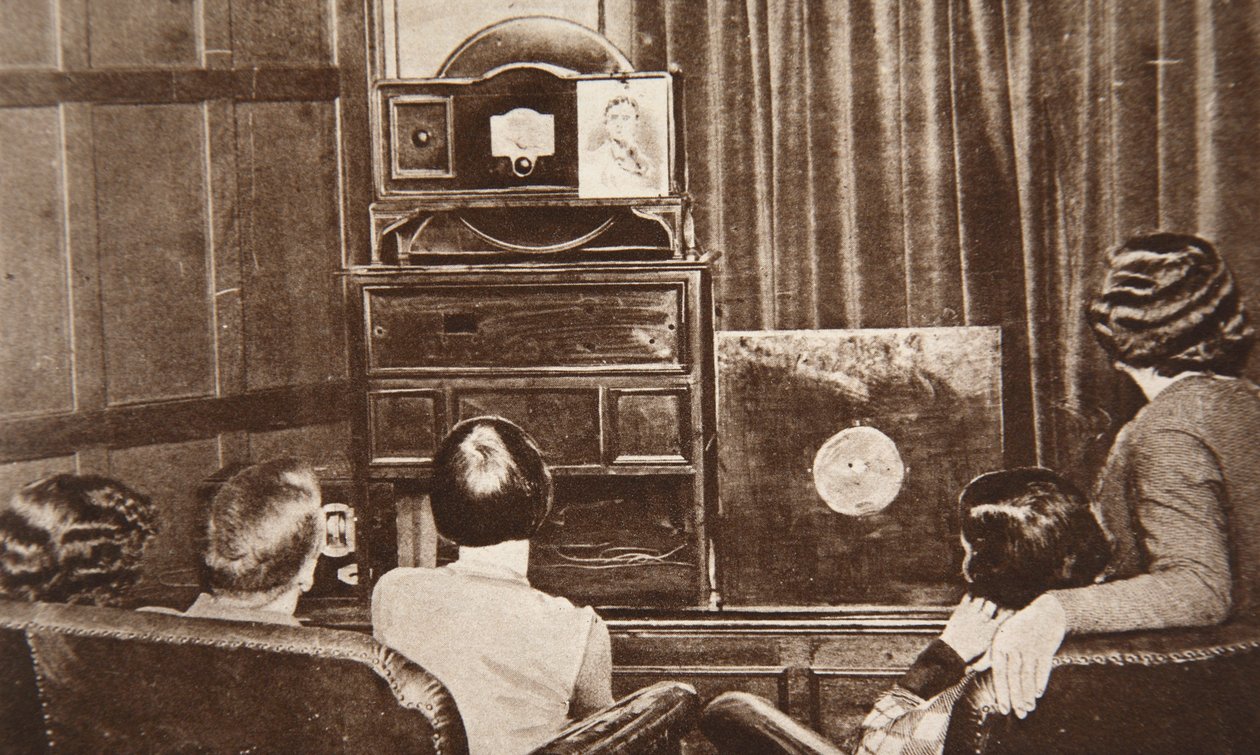 Televize, kterou vyvinul John L. Baird, byla úspěšně vysílána (jak zrakem, tak zvukem) v roce 1930 od English Photographer