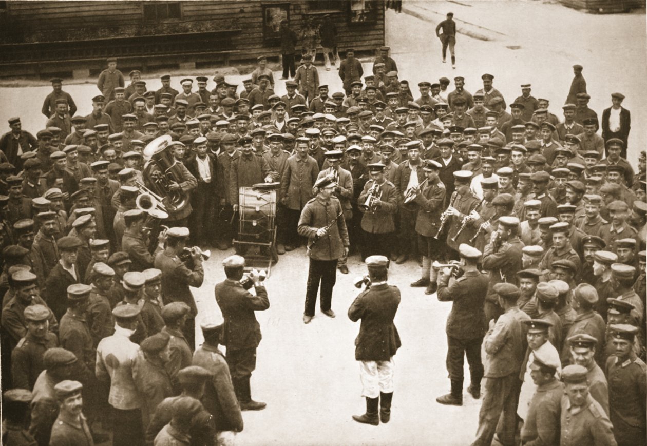 The Band Plays on the Barracks Square, Dorchester, ilustrace z německých vězňů ve Velké Británii (hlubotisk) od English Photographer