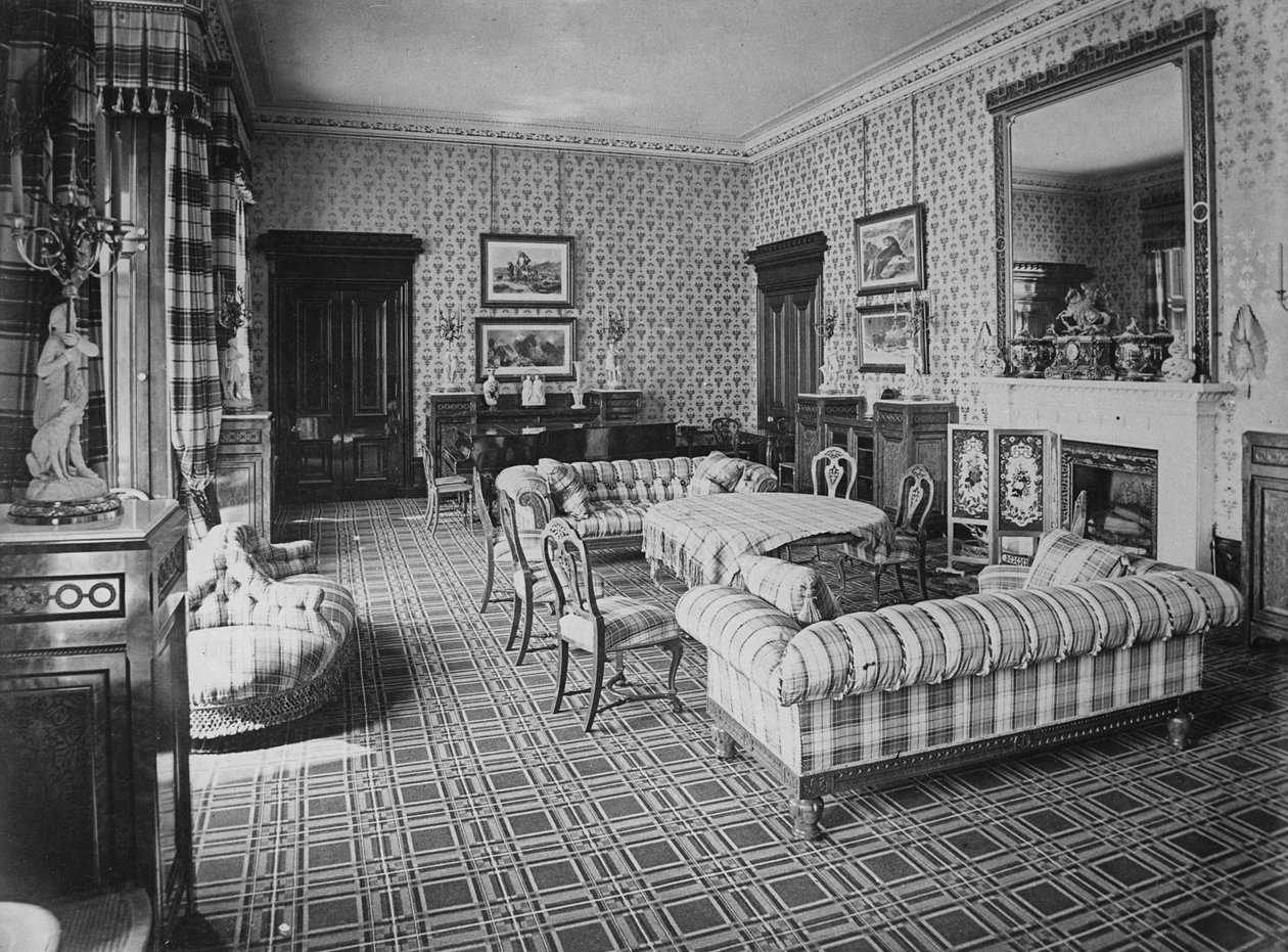 Salon, zámek Balmoral, 1873 od English Photographer