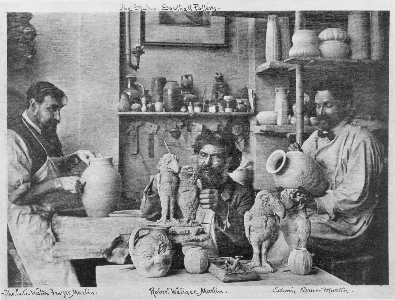 Bratři Martinové ve studiu v Southall Pottery od English Photographer