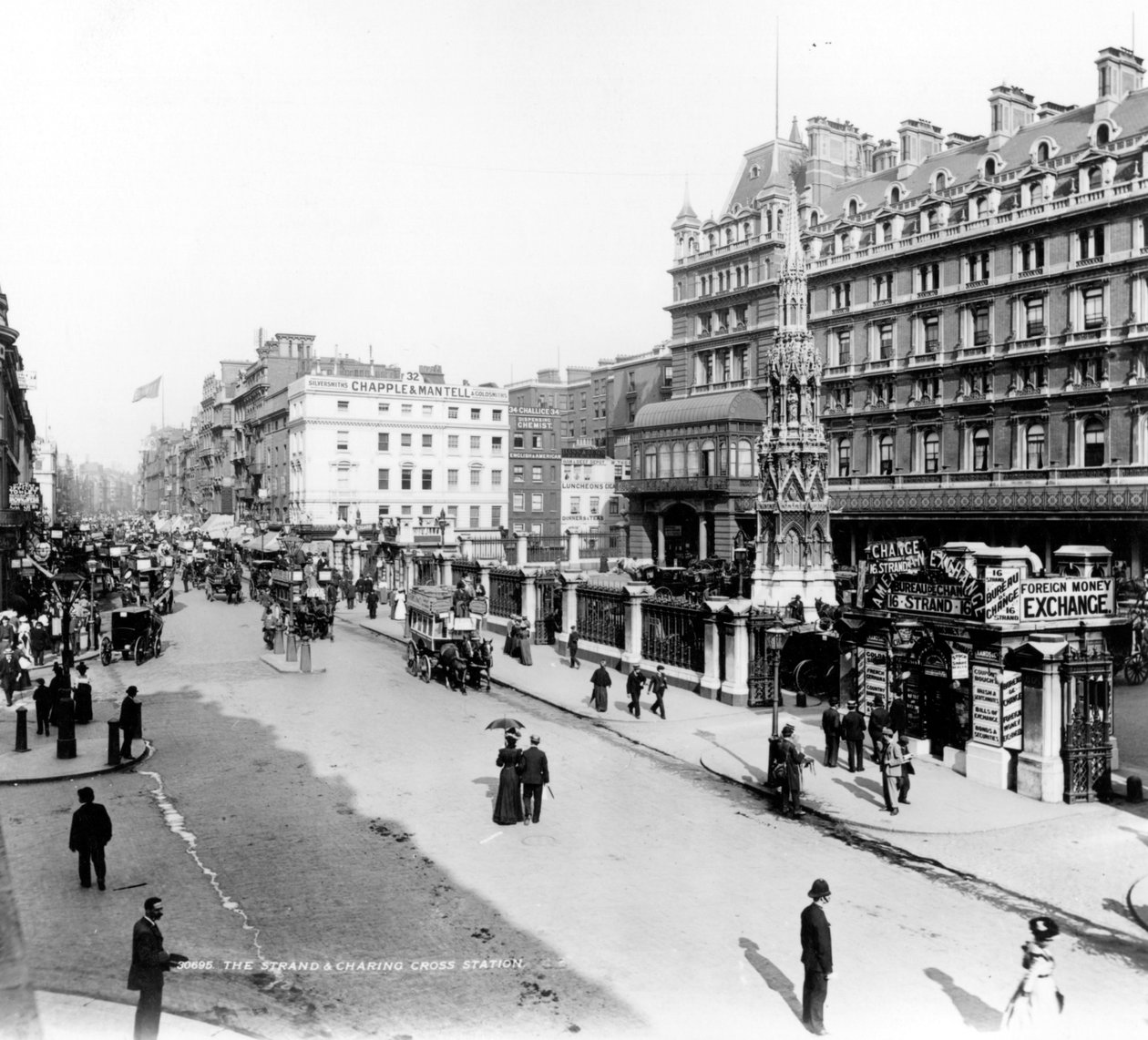 Stanice Strand a Charing Cross, Londýn, kolem roku 1890 od English Photographer