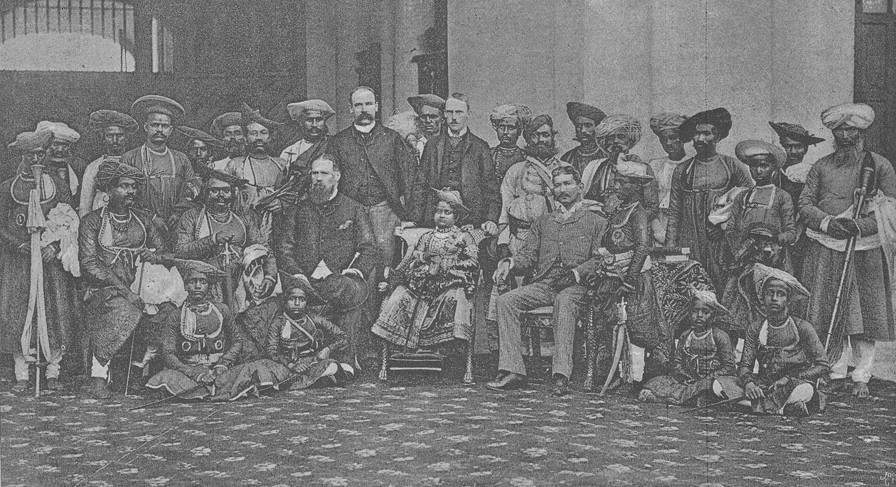 Mladý maharádža z Gwalioru se svým opatrovníkem sirem Lepelem Griffinem a dvorem, kolem roku 1886 od English Photographer