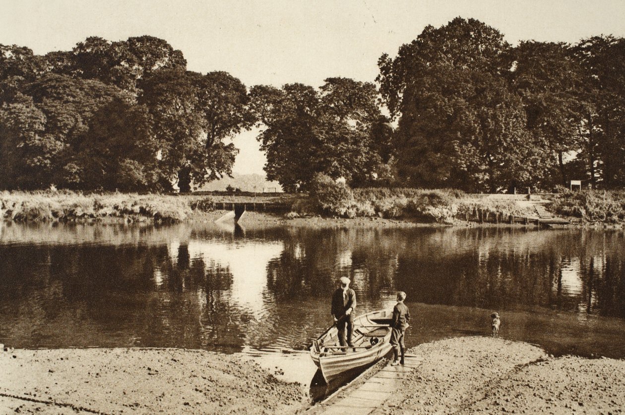 Řeka na trajektu Isleworth při pohledu směrem k zeleným pasekám Kew Gardens, z Wonderful London, publikováno 1926-27 (fotohlubotisk) od English Photographer