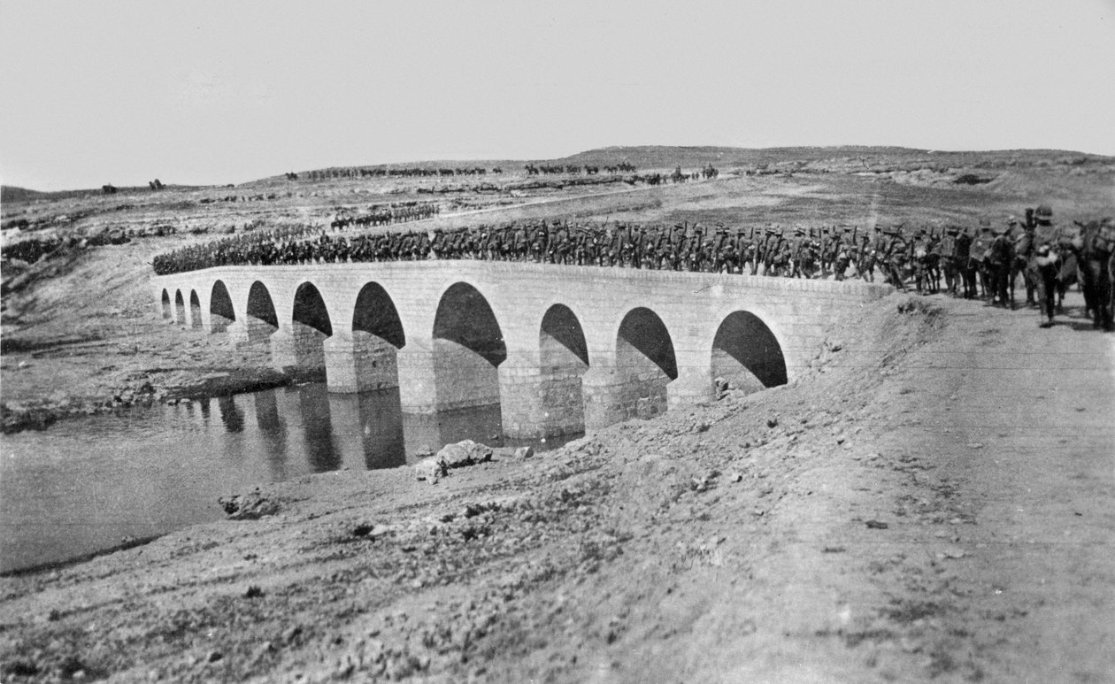 Vojáci přecházejí přes most, 1917 od English Photographer