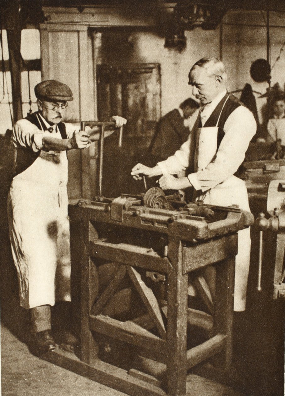 Dva postarší zámečníci řežoucí sudy klíčů, z Wonderful London, publikováno 1926-27 (fotohlubotisk) od English Photographer