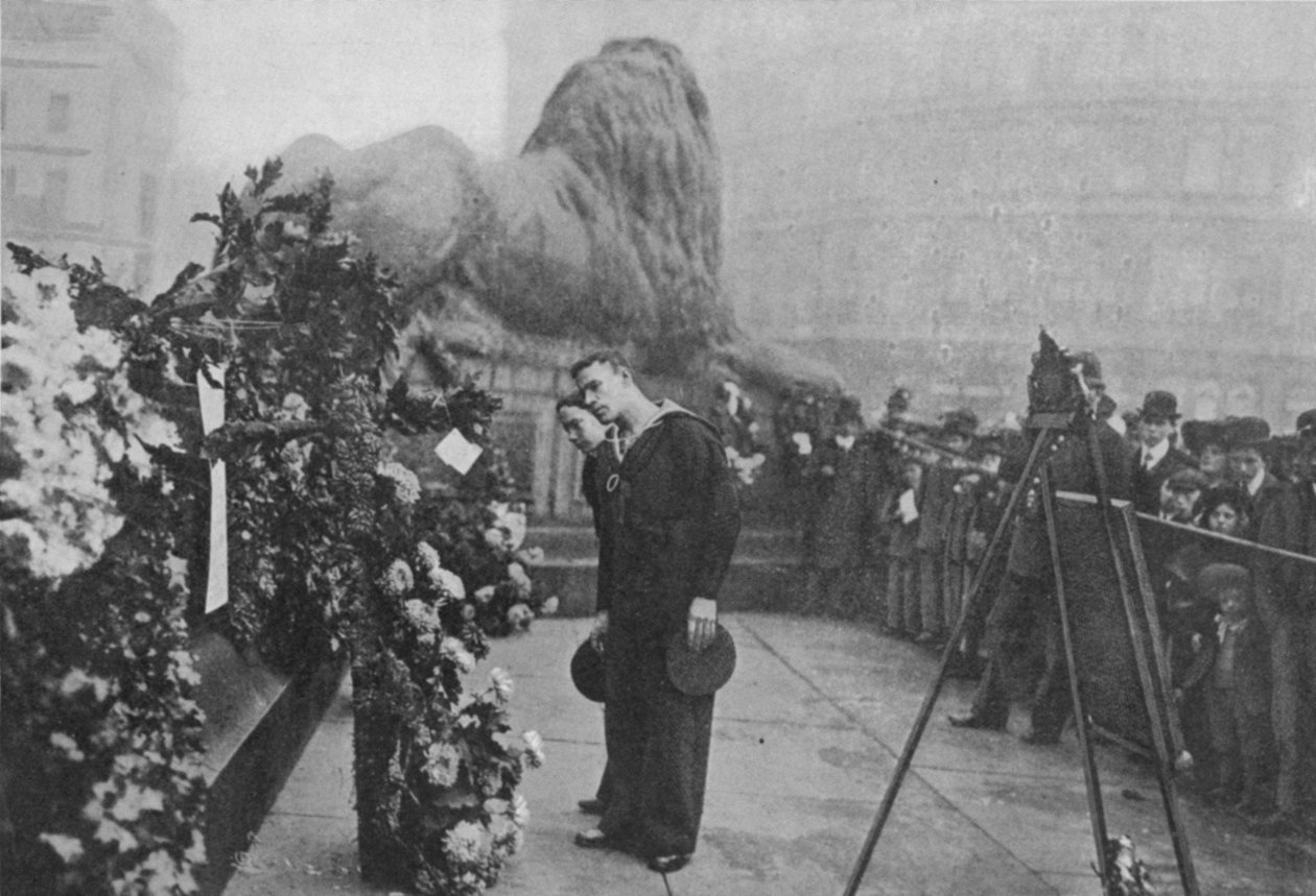 Under Nelsons Shadow: Bluejackets Inspecting Wreaths at Foot of the Admirals Statue, publikované v The Graphic 27. října 1906 od English Photographer