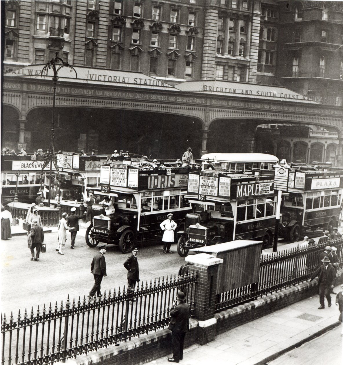 Victoria Station, 20. léta 20. století od English Photographer