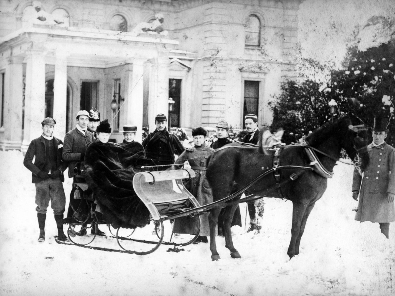 Viktoriánská jízda na saních, cca 1870-99 od English Photographer