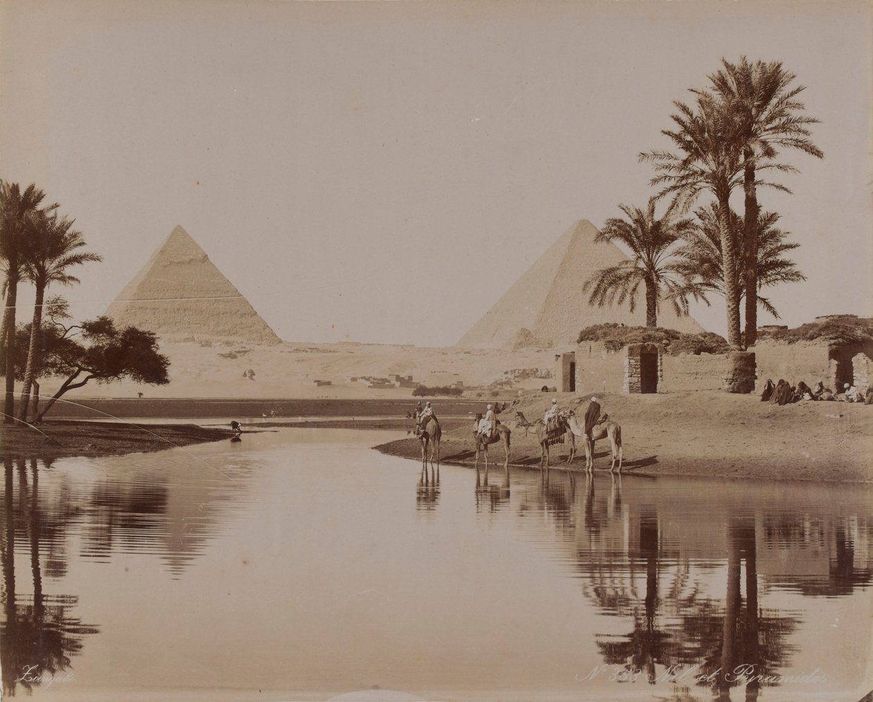 Pohled na pyramidy, Egypt, 1893 od English Photographer