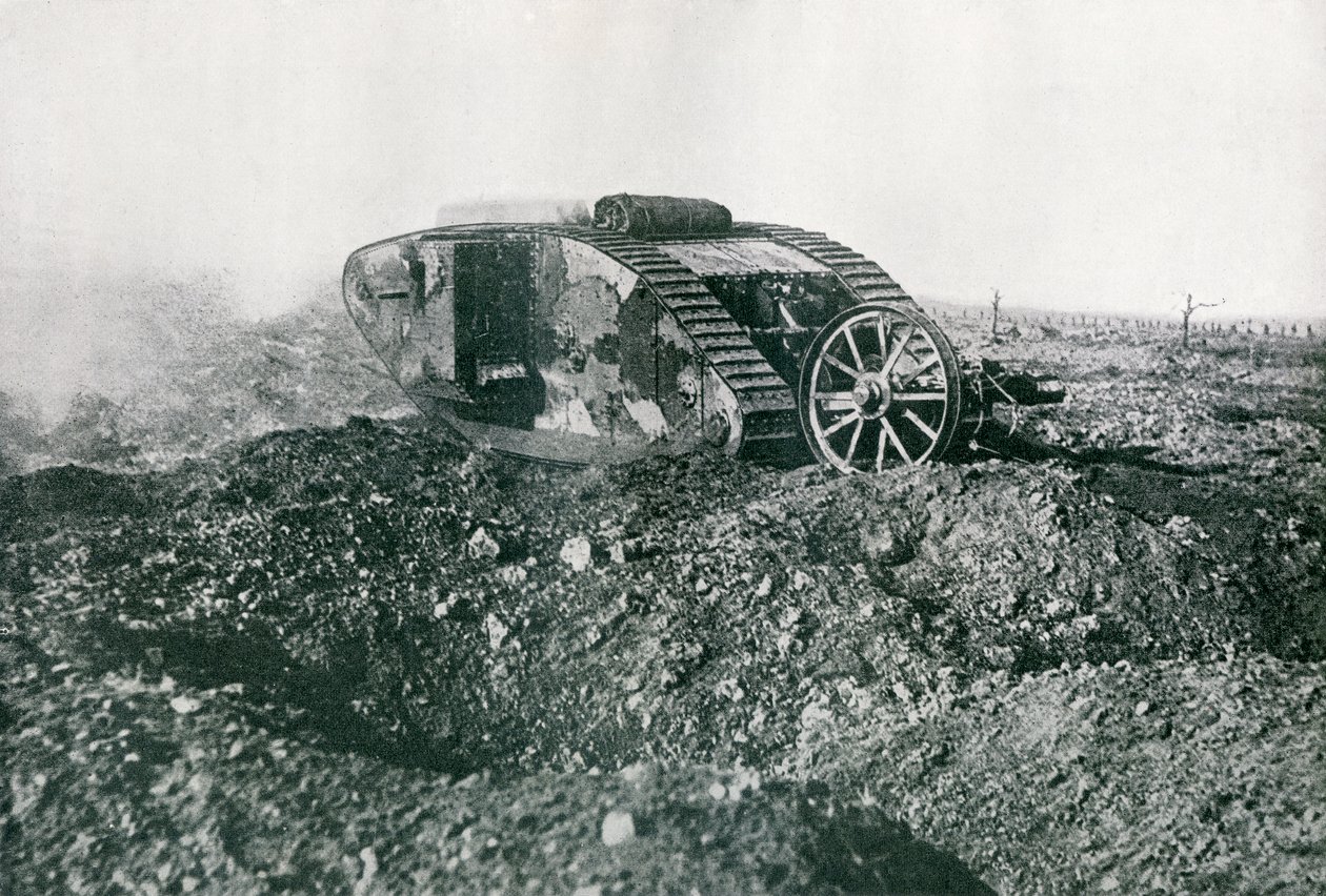 Britský tank z první světové války v akci na západní frontě, 1917 od English Photographer