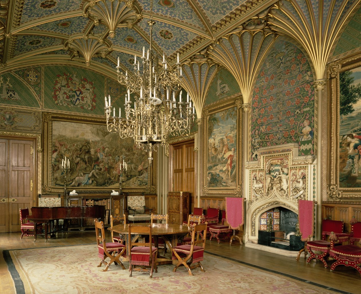 Eastnor Castle, Herefordshire: salon, s nábytkem navrženým Puginem, c.1840 od English School