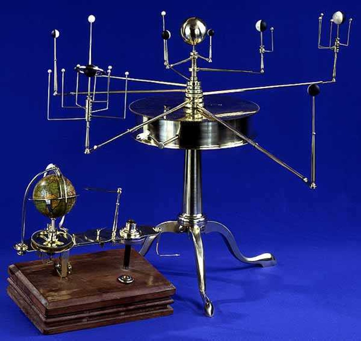 Přenosné planetárium nebo Orrery typu Martin od Thomase Blunta (fl. 1760-1822) George Newmana a Thomase Voigta, kolem roku 1808 (mosaz, postříbřená mosaz a slonovina) (viz také 135773) od English School