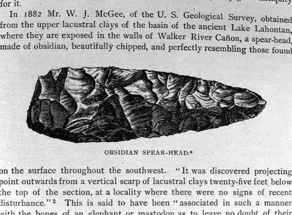 Obsidiánová hlavice kopí nalezená v lahontských sedimentech, z knihy Narrative and Critical History of America, vydané v roce 1889. od English School