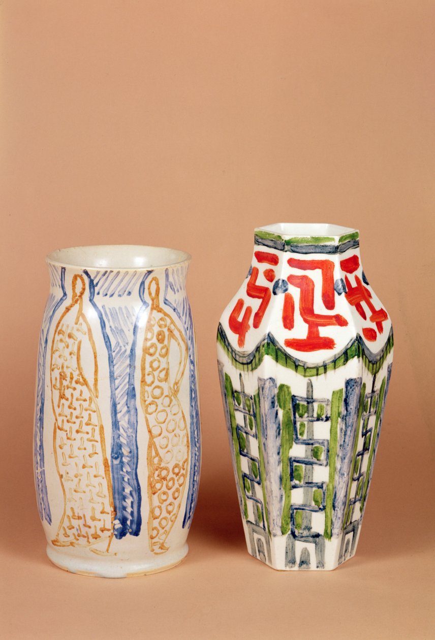 Váza Omega Workshop, 1914 a porcelánová váza možná malovaná Rogerem Fryem (1866-1934) 1912-19 od English School