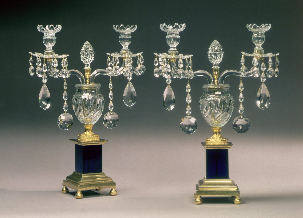 Pár svícen George III ormolu, cca 1780 (broušené sklo) od English School