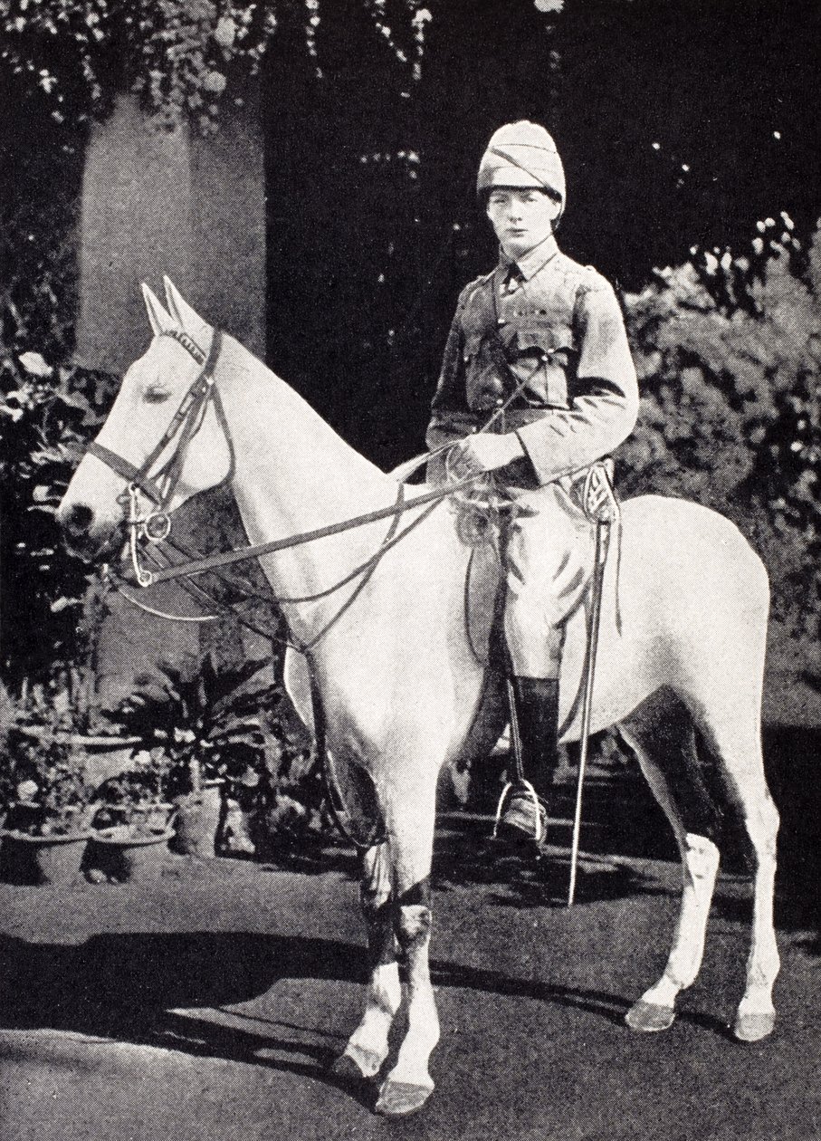Winston Churchill na koni v Bangalore, Indie v roce 1897, z „A Roving Commission by Winston S. Churchill“, vydané nakladatelstvím Scribner