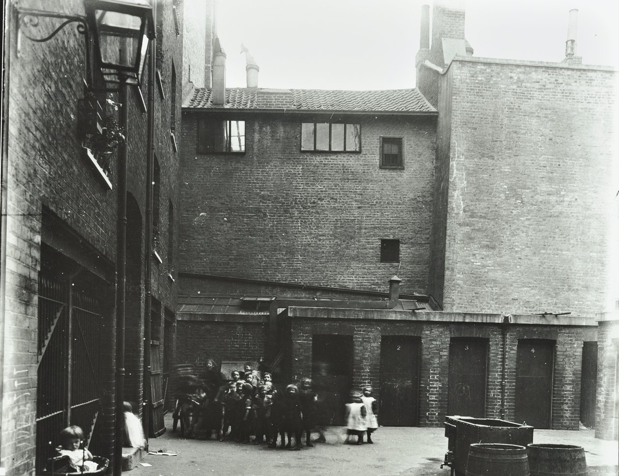 Dufferin Street: Costermongers Buildings, Londýn, 1896 od English Photographer