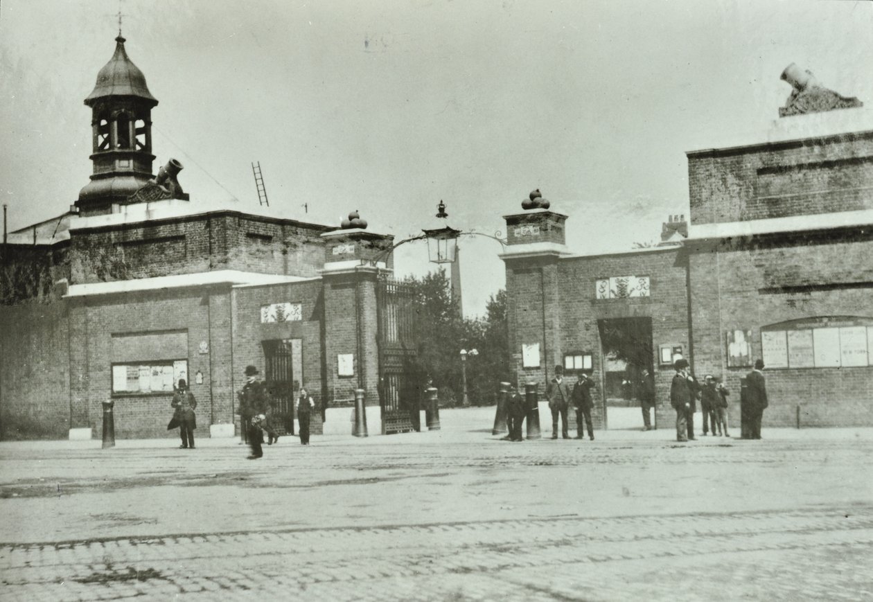 Hlavní brána Royal Arsenal, 1890 od English Photographer