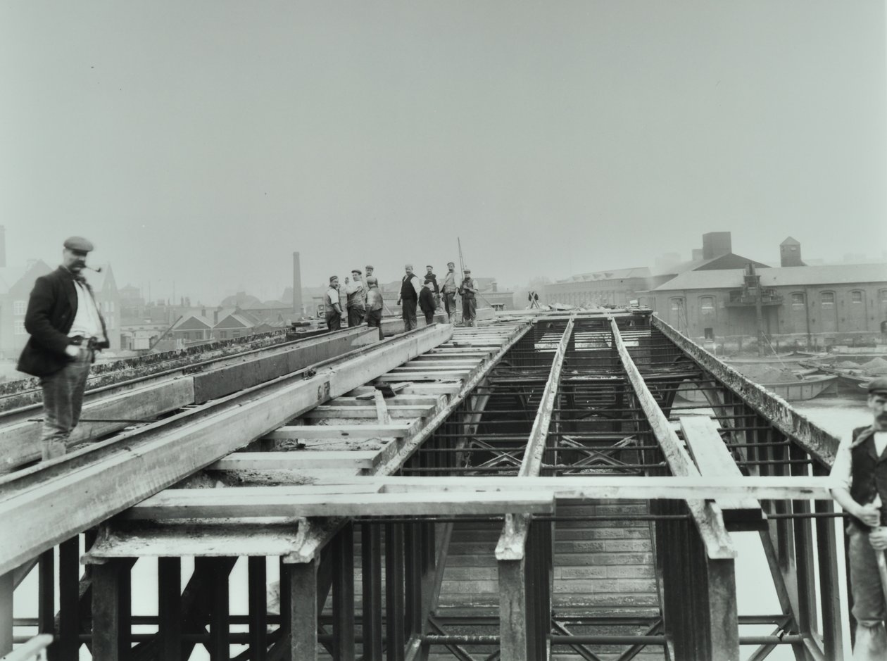 Vauxhall Bridge: demolice, 1898 od English Photographer