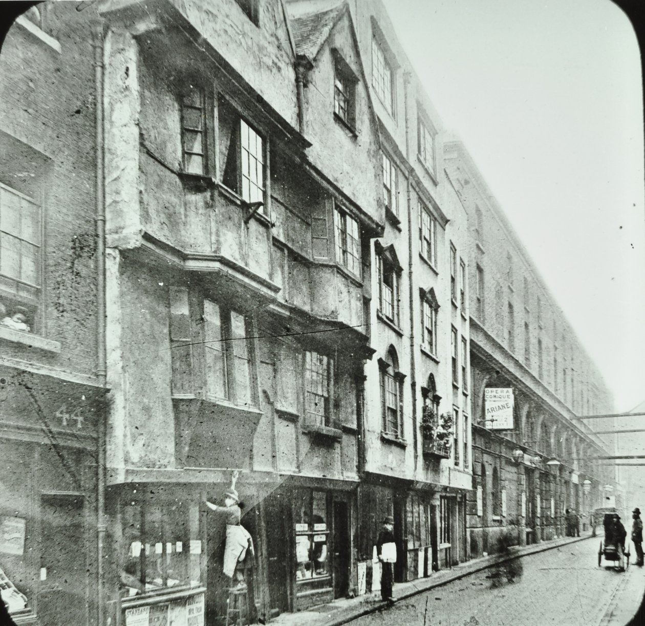 Wych Street, Westminster LB: Pohled na západ, 1890 od English Photographer