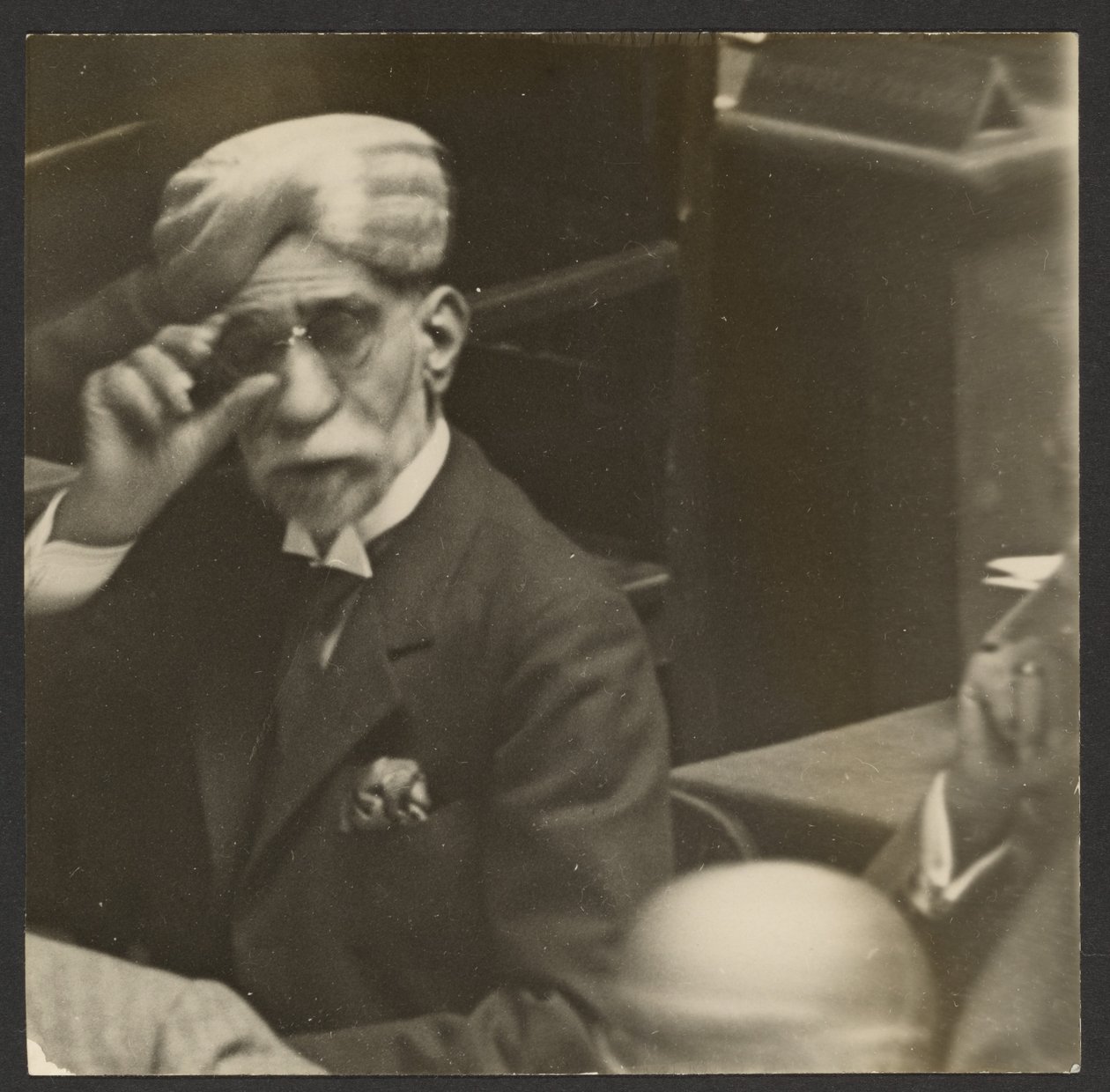 [Sedící muž v turbanu a tmavých brýlích] od Erich Salomon