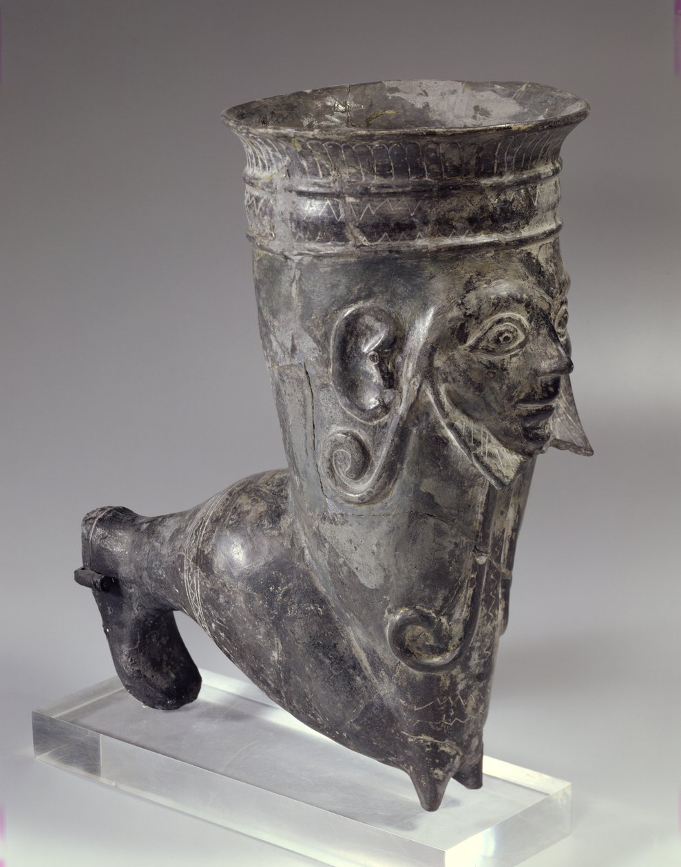 Bucchero nádoba v podobě nohy s vytesaným obličejem, etruské období, 2. polovina 6. století před Kristem (keramika) od Etruscan