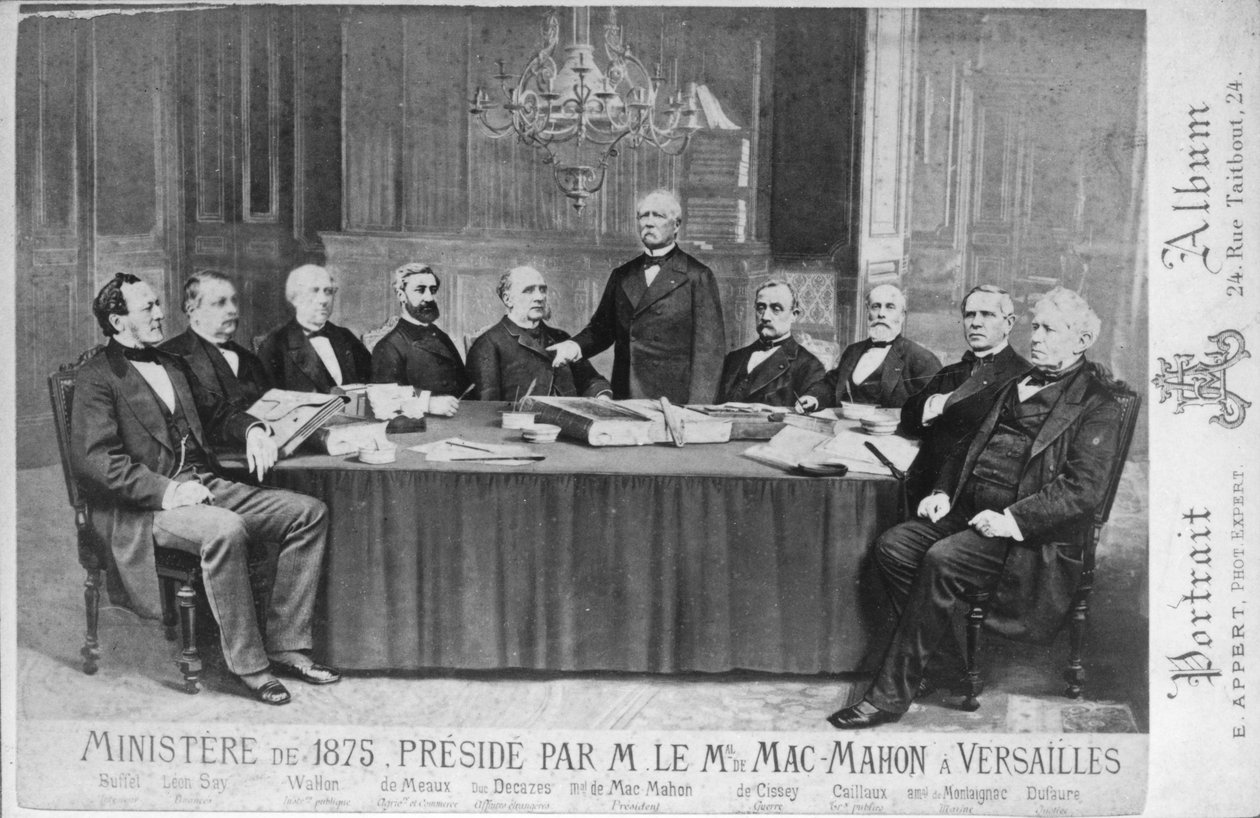 Ministerstvo z roku 1875, kterému předsedal maršál Edme Patrice Maurice Mac-Mahon (1808-93) ve Versailles, 1875 od Eugene Appert