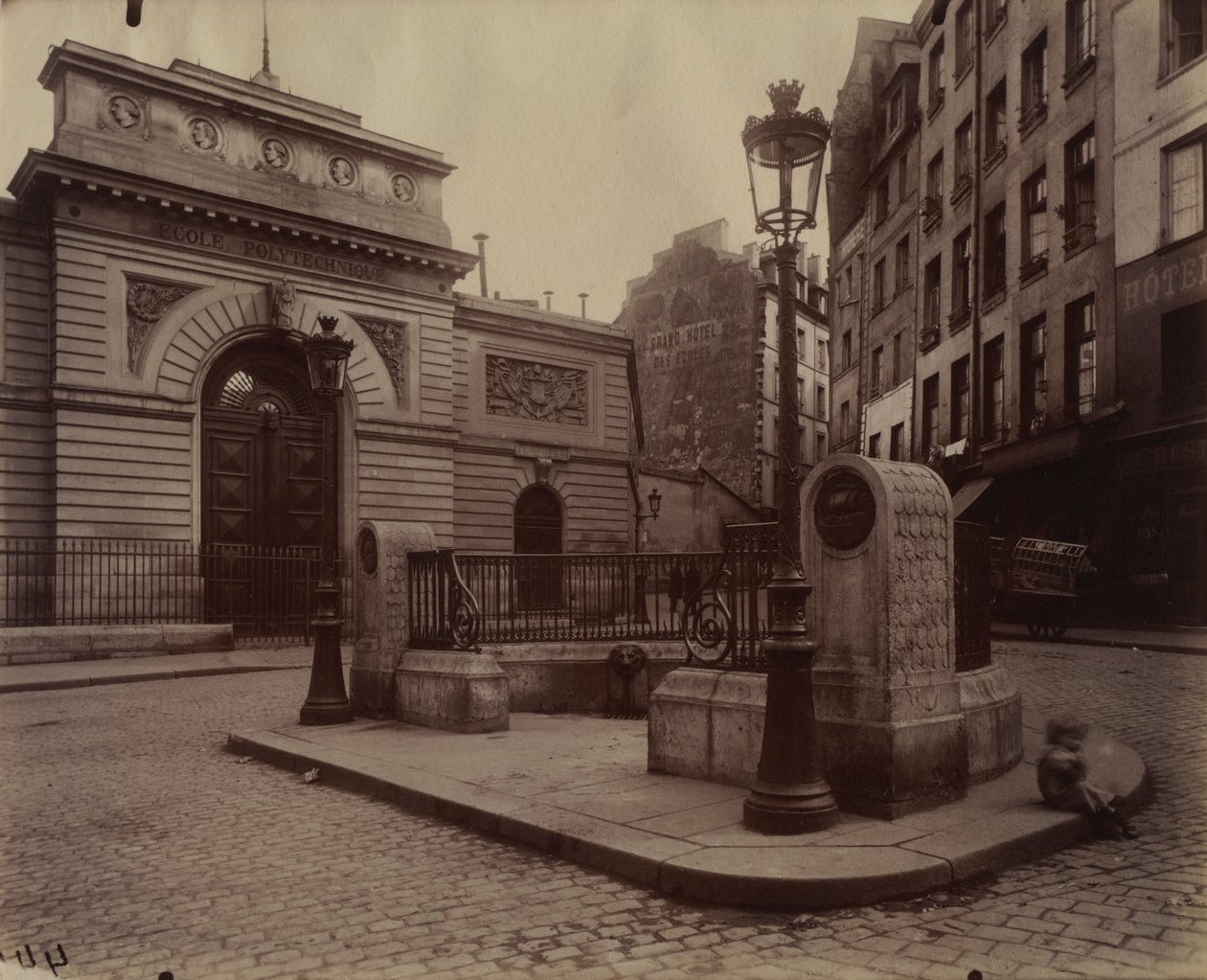 Fontána Ecole Polytechnique od Eugène Atget