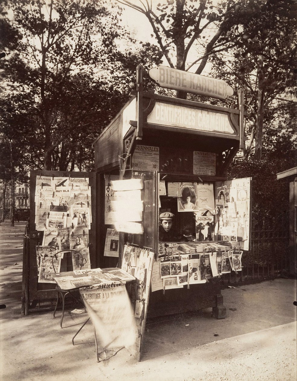 Kiosek v Paříži, kolem roku 1910 (sépiová fotografie) od Eugène Atget