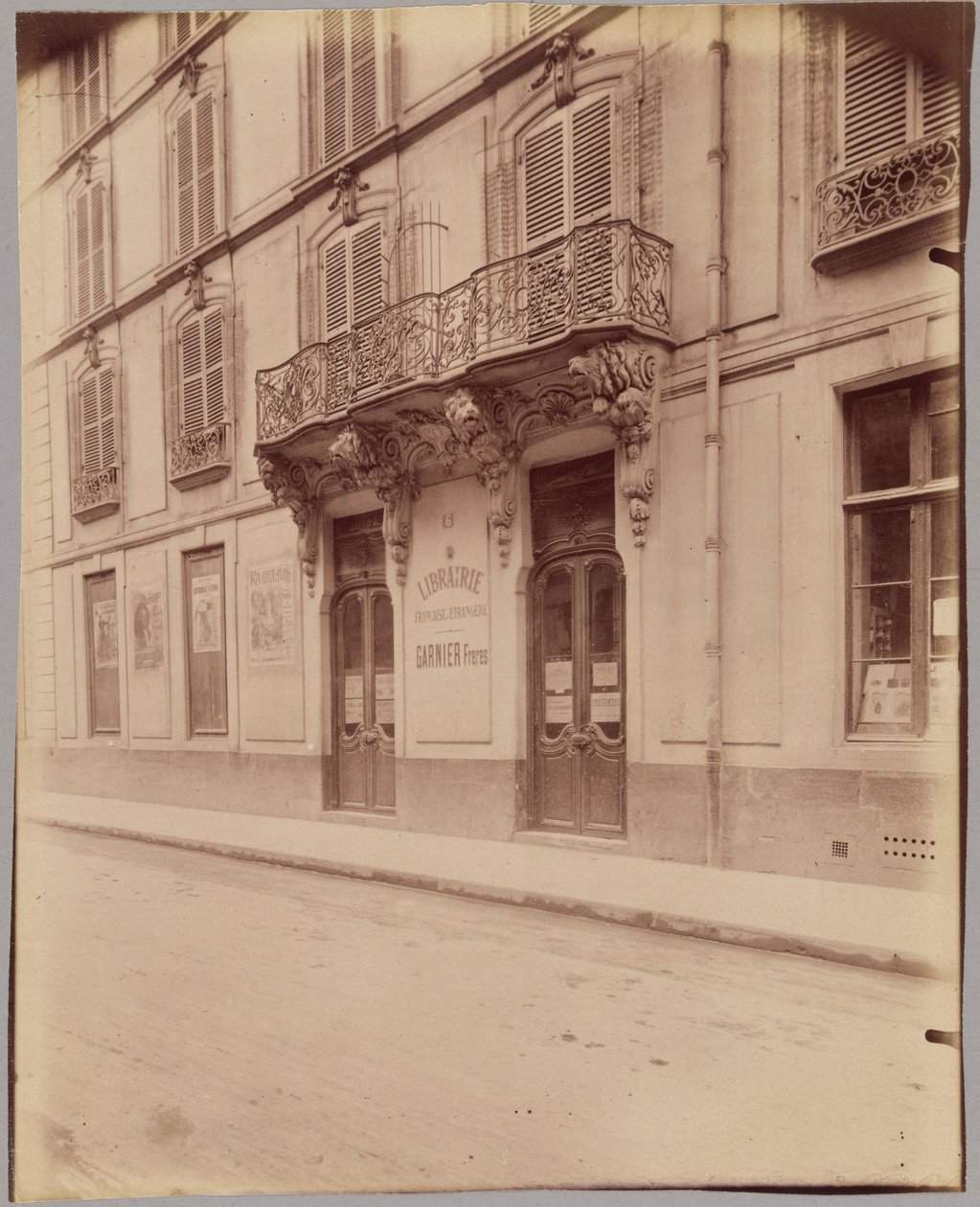 [Librairie Garnier Frères, 6 rue des Saints-Pères]. od Eugène Atget